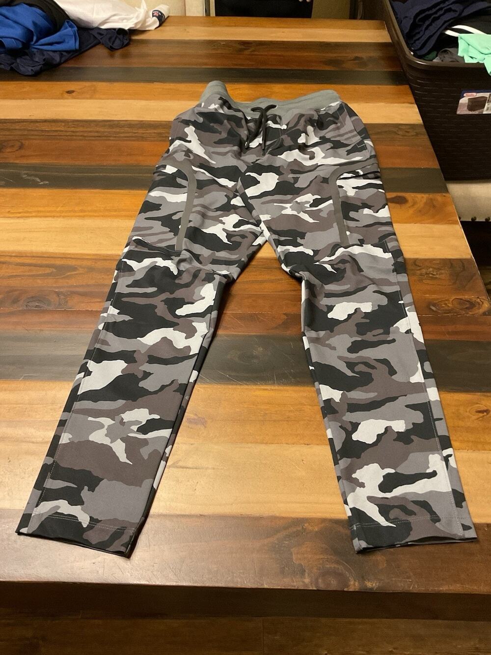 Under Armour Men’s S Gray/Black Camo Activewear Pants With A Drawstring Regular